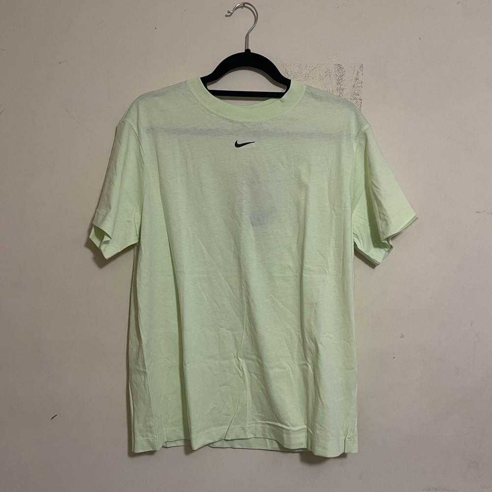 NIKE ESSENTIALS SHIRT - PASTEL GREEN
